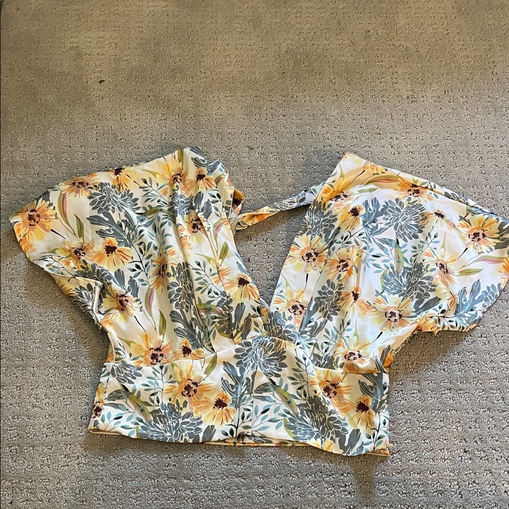 Astr the label medium crop v neck tie back top flutter sleeve floral